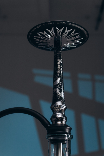 Tiaga Astra Silver Shisha-Stiel aus Edelstahl, betrachtet aus einer etwas tieferen Frontalperspektive